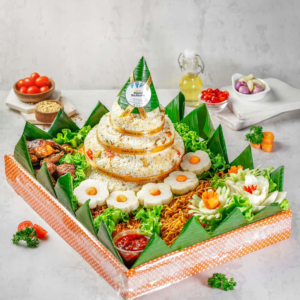 Tumpeng Nasi Putih dengan Nuansa Nasi Liwet