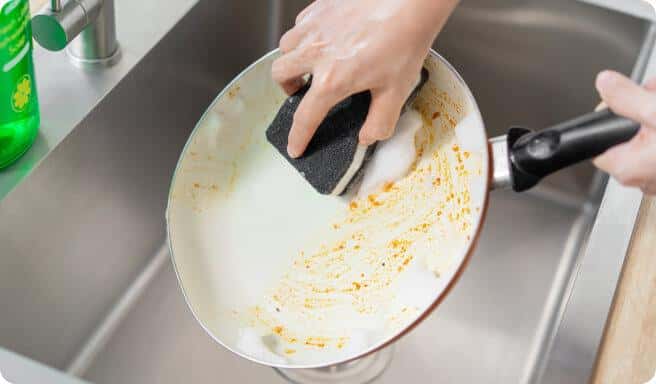 5 Tips Ampuh Membersihkan Lemak Membandel di Peralatan Masak